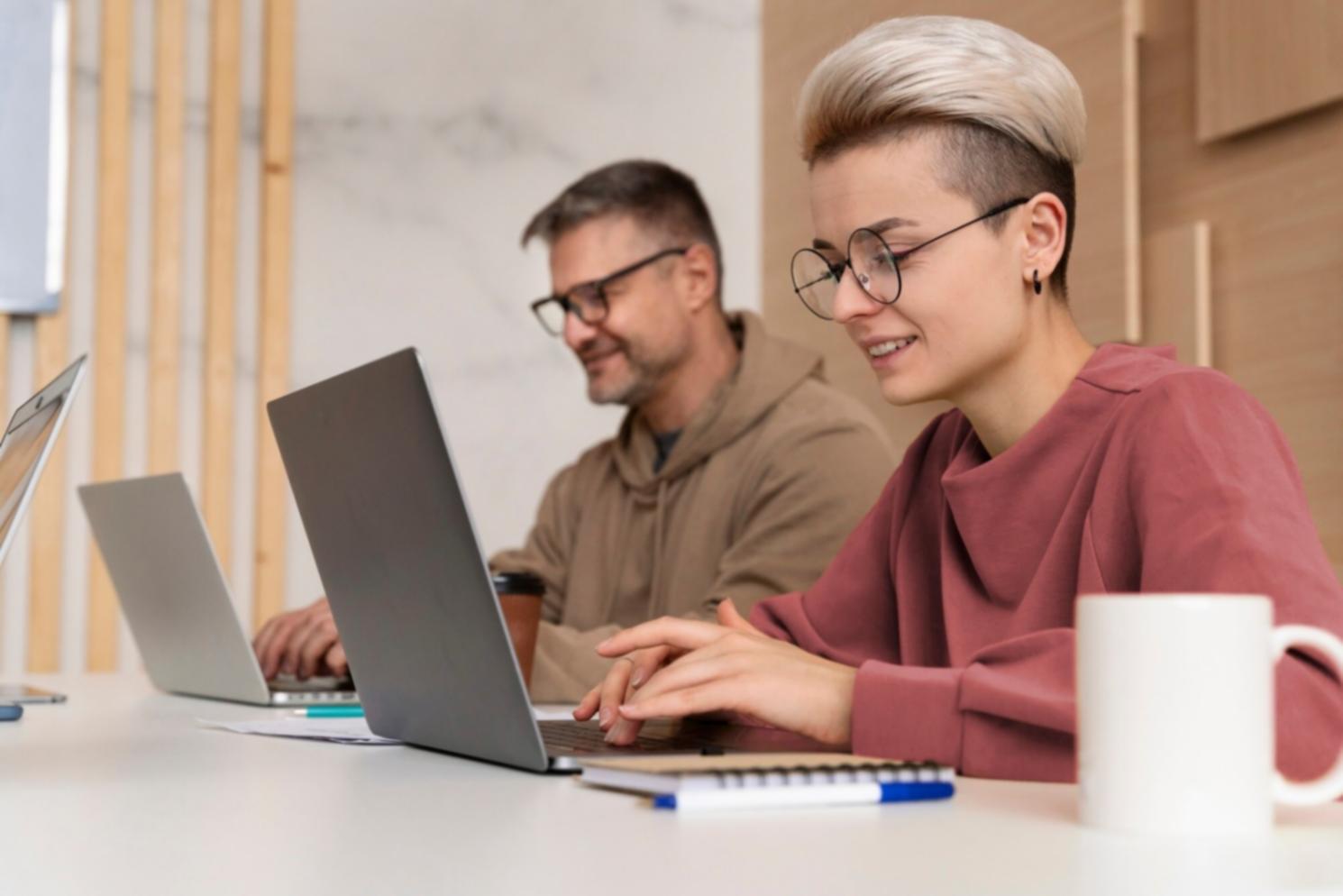 Kollaborative Arbeitsumgebung mit Finanzanalysten bei der Projektbearbeitung